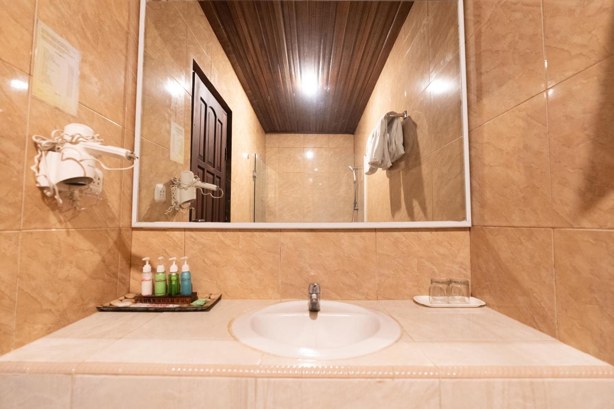 The Flora Kuta Bali Hotel Екстериор снимка