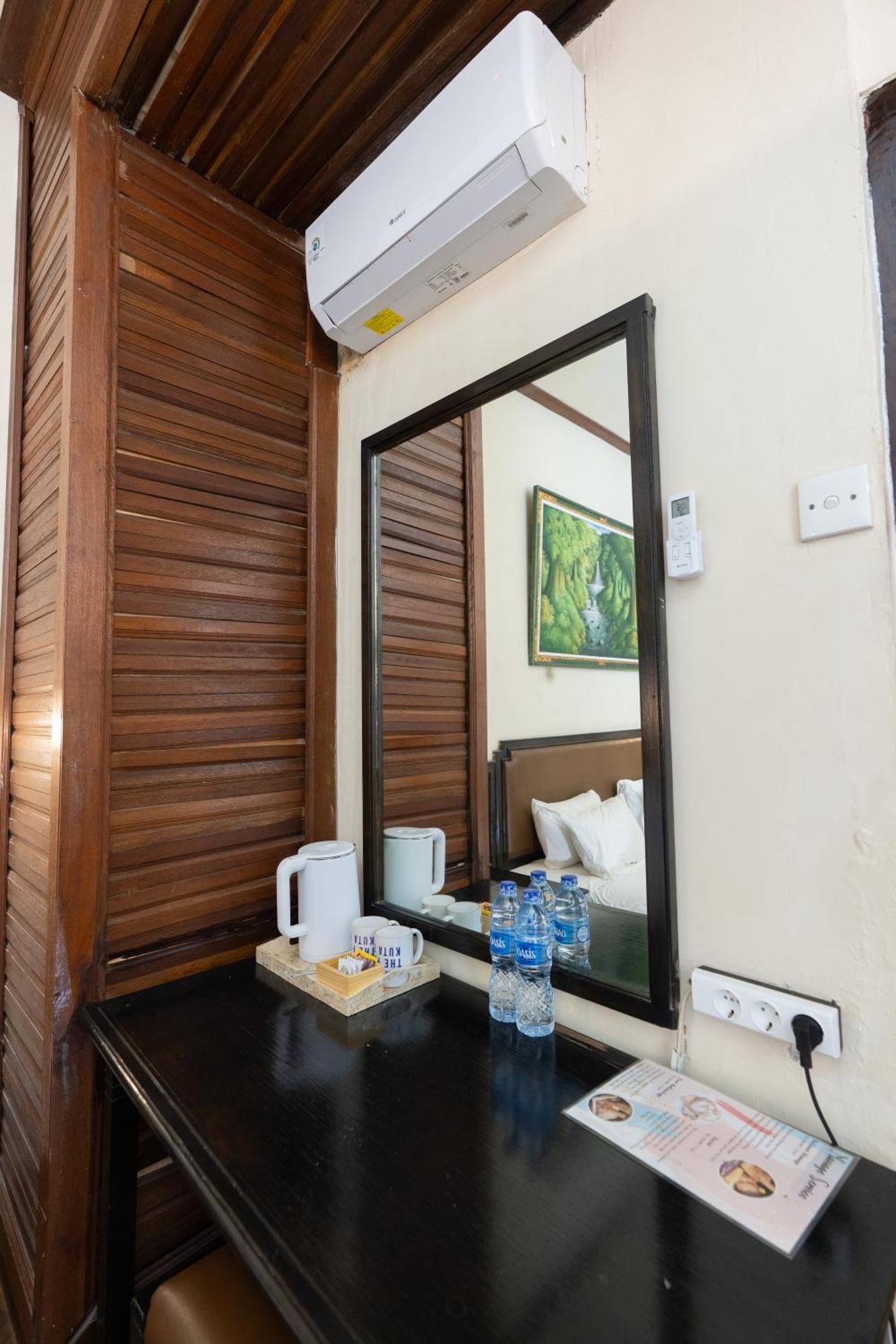The Flora Kuta Bali Hotel Екстериор снимка