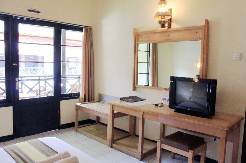 The Flora Kuta Bali Hotel Екстериор снимка